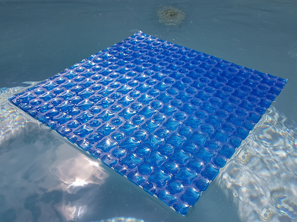 Amostra da cobertura érmica OXO Optimal Blue flutuando na piscina