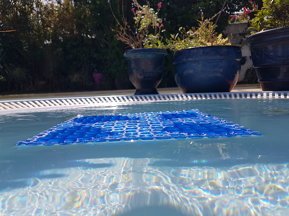 Manta térmica OXO Optimal Blue sobre piscina